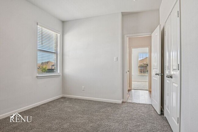 Building Photo - 300 Ridgeland Oak Dr