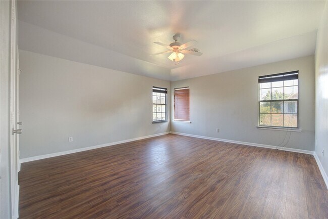 Building Photo - 5527 Gatesprings Ln