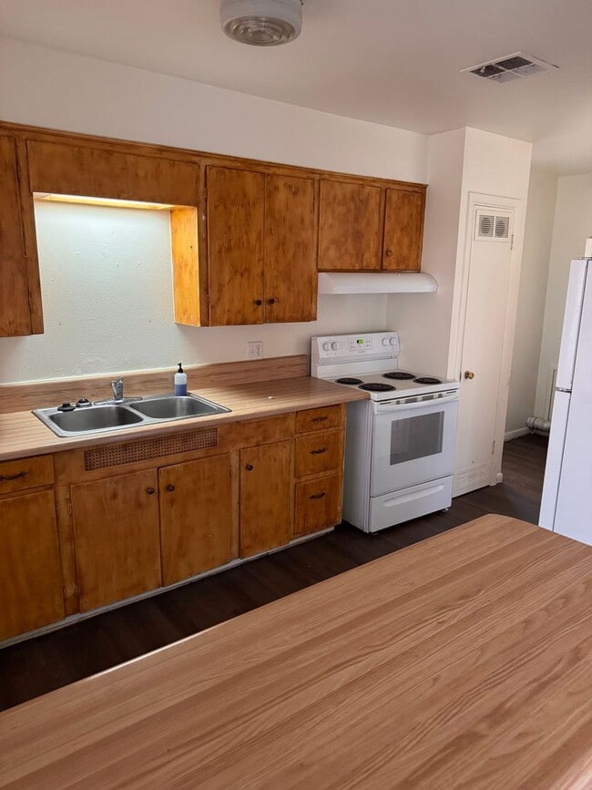 Building Photo - 2 Bedroom 1 Bathroom House North of Hospital