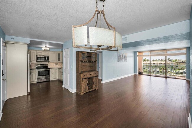 Building Photo - 1 Key Capri