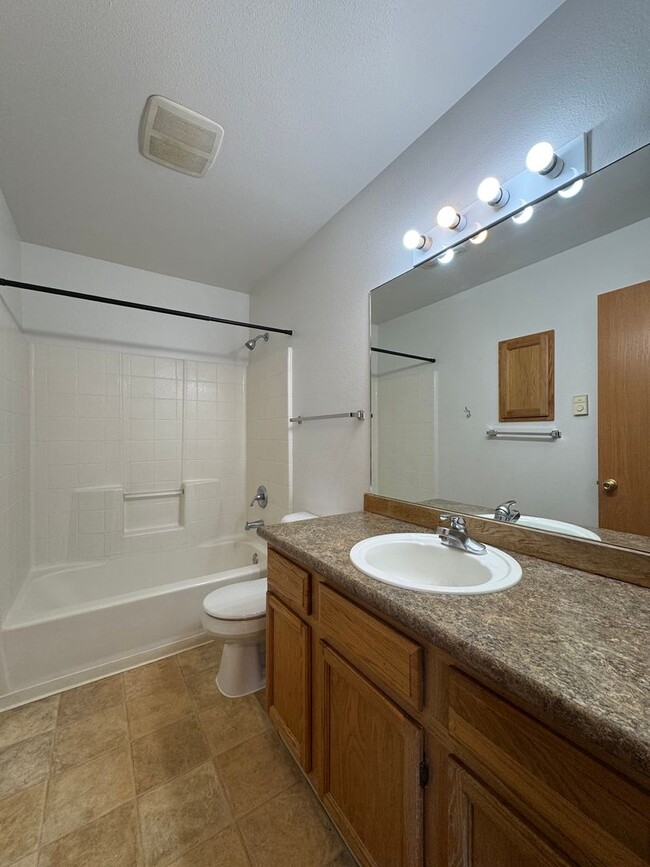 Building Photo - 907 E White Birch Ave