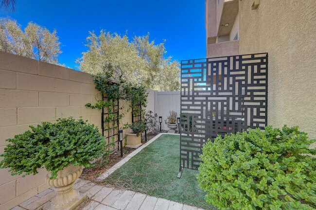 Building Photo - Stylish Tri-Level Home/Tandem Garage in Henderson