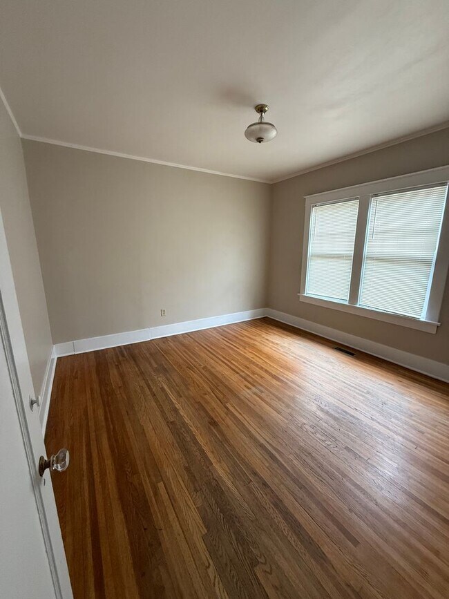 Building Photo - Spacious Midtown Gem – 4BR Home with Guest House Near Rhodes College!