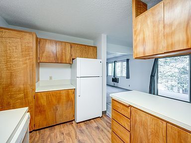 Building Photo - Natural light in this 2 bedroom 1 bath condo.