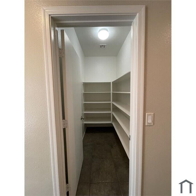 Building Photo - 2 Story Home with Gorgeous Tile Floors Downstairs