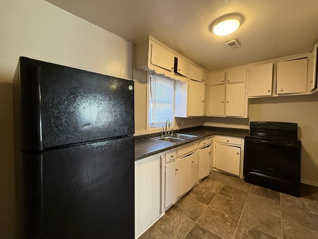 Building Photo - 1443 S Hydraulic Ave