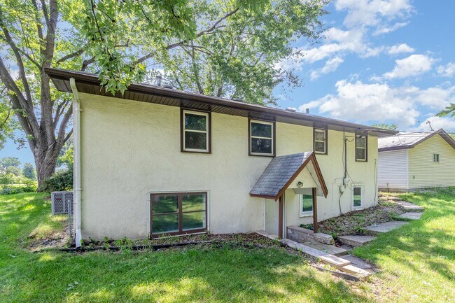 Building Photo - Spacious 5bed|2bath Home w/ Large Backyard & Garage