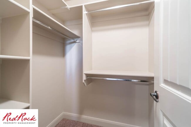 Building Photo - 3 Bedroom Townhome In Southgate Community