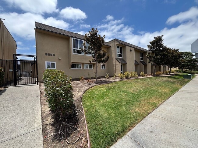 Building Photo - Spacious 2 Bedroom, 1.5 Bath Two-Story Townhome in Clairemont