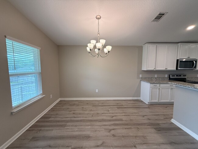 Building Photo - Beautiful 3 bedroom 2 bath brick craftsman home available for rent! POWER INCLUDED!