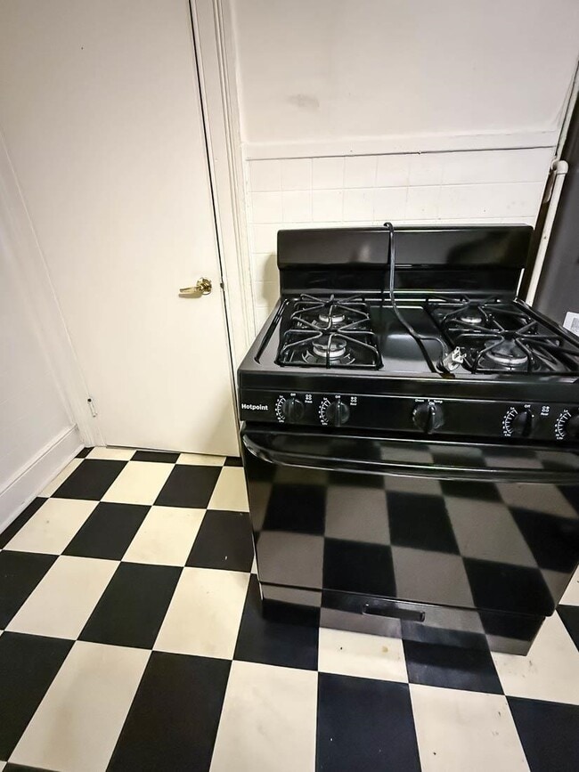 Building Photo - 164 Griffith St