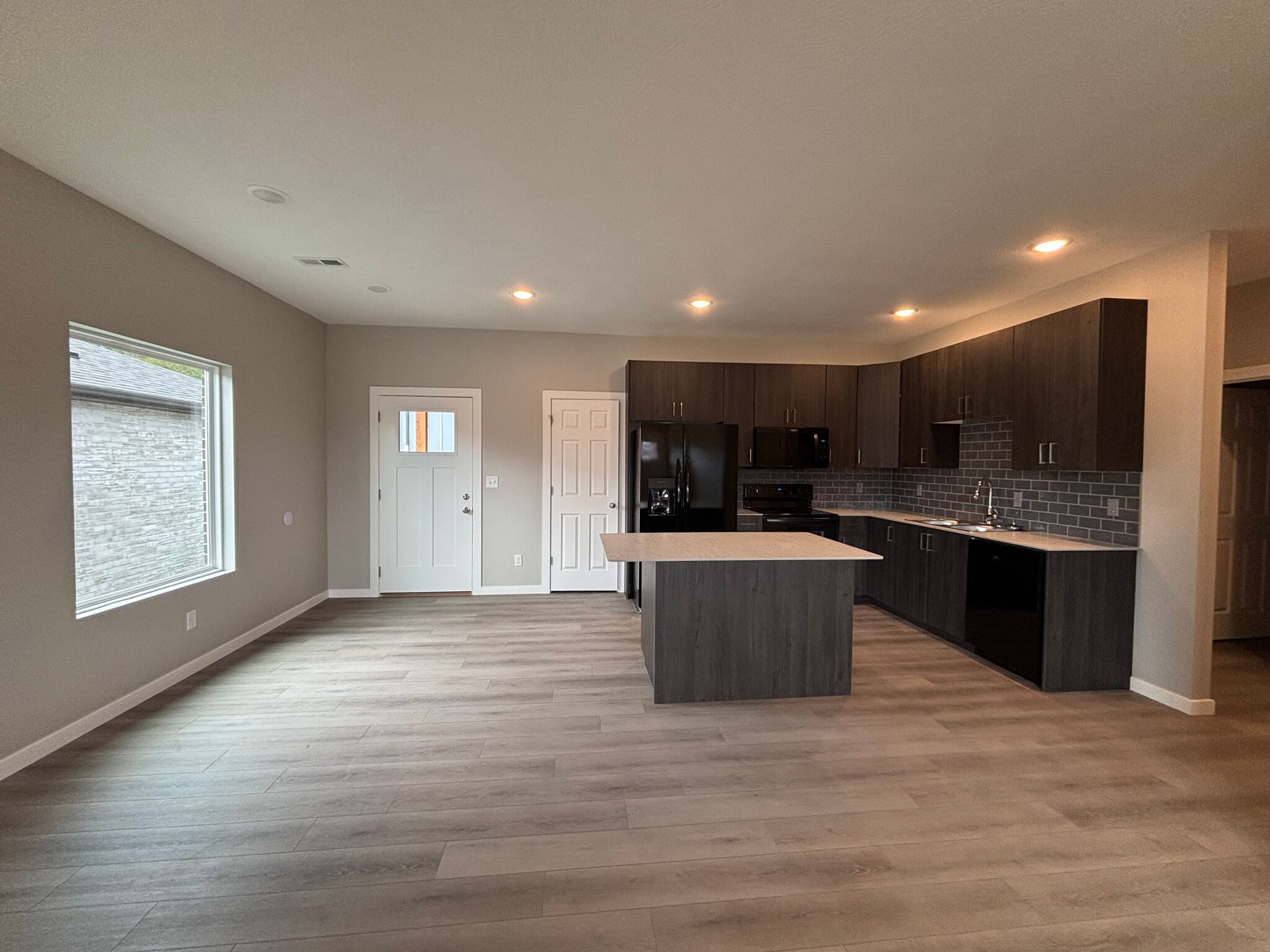 Building Photo - 4940 W Minota St