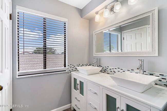 Building Photo - 17 Clinton Ct S