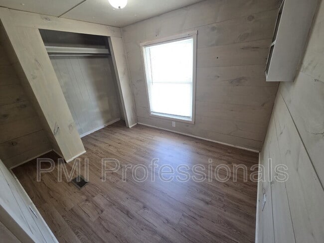 Building Photo - 927 Cranor Rd