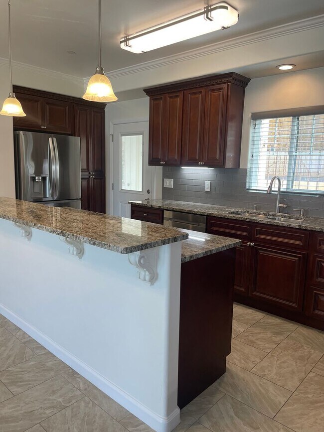Building Photo - Move in Special!! Beautiful 4 bed/4.5 bath...