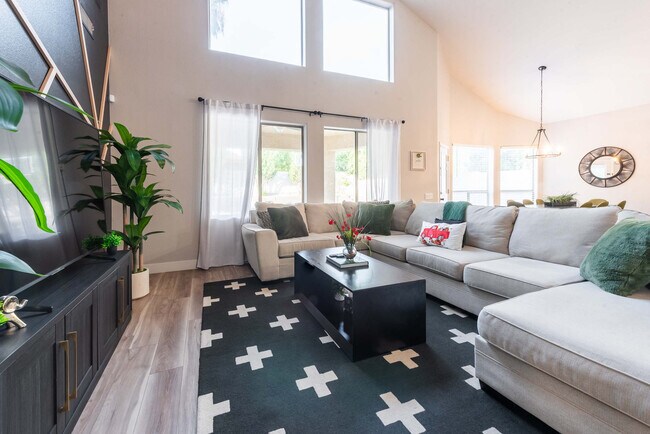 Building Photo - 5924 E Woodridge Dr