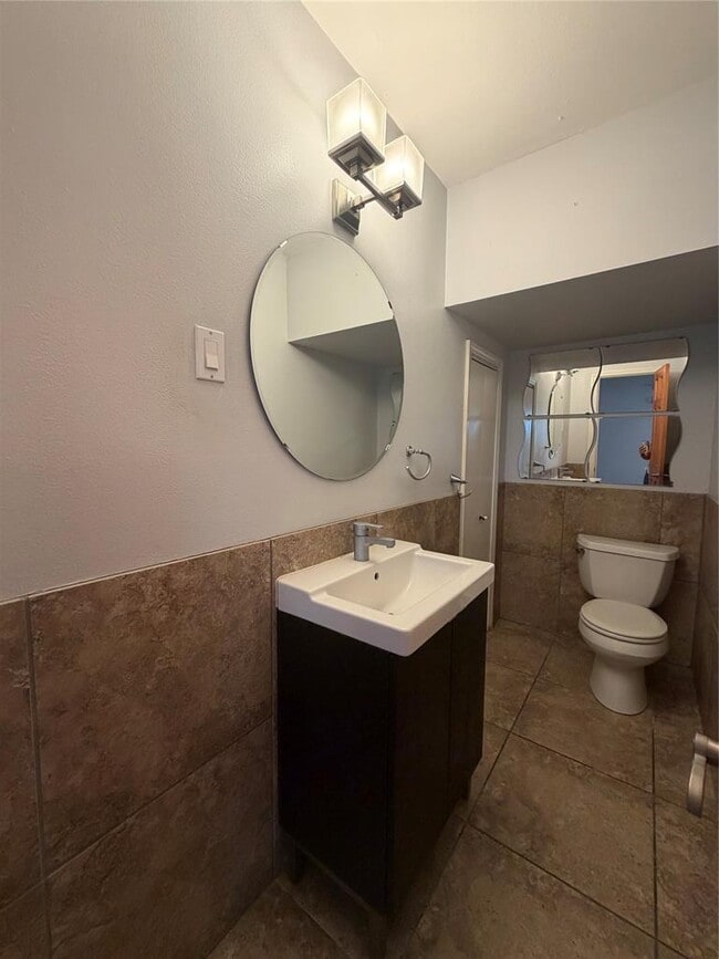 Building Photo - 2303 Barton Village Cir