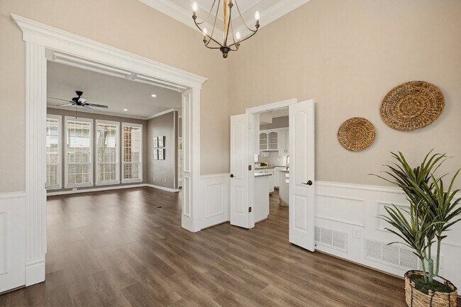 Building Photo - Perfect blend of comfort, style, and convenience.