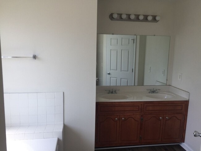 Building Photo - 4 bedroom Exit 1