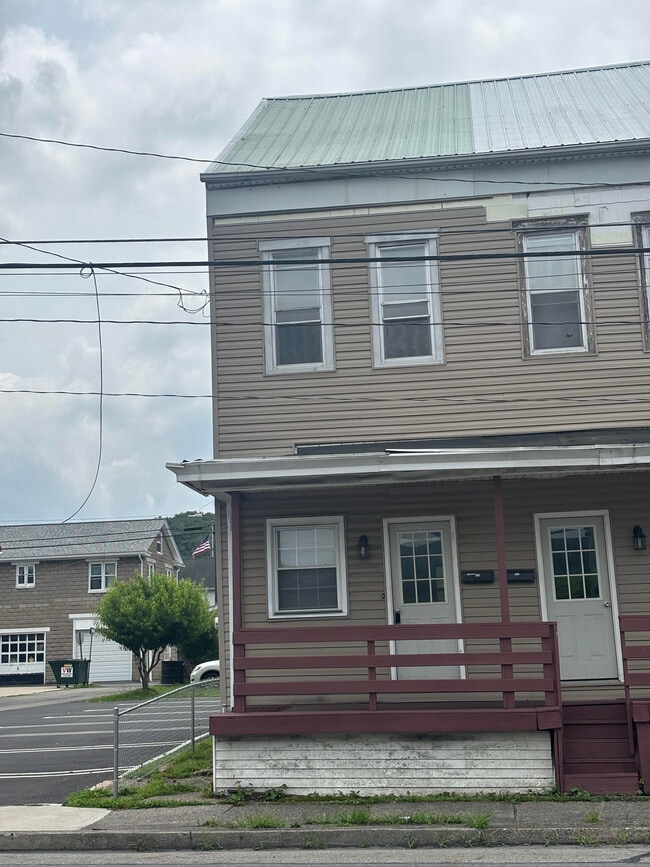 Primary Photo - 572 Main St