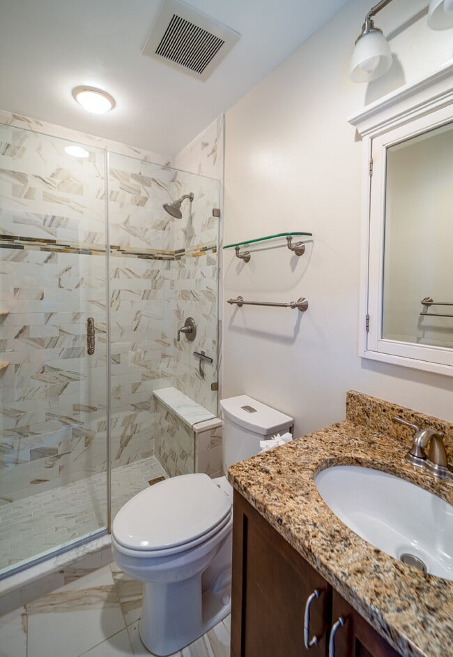 Building Photo - Charming End Townhouse in Prime North Old Town Location