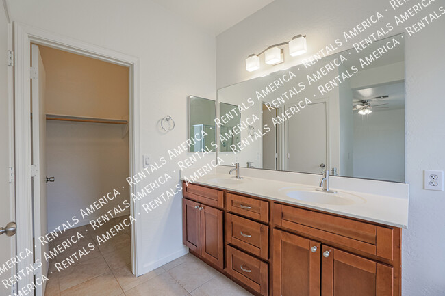 Building Photo - 885 W Caroline Ln