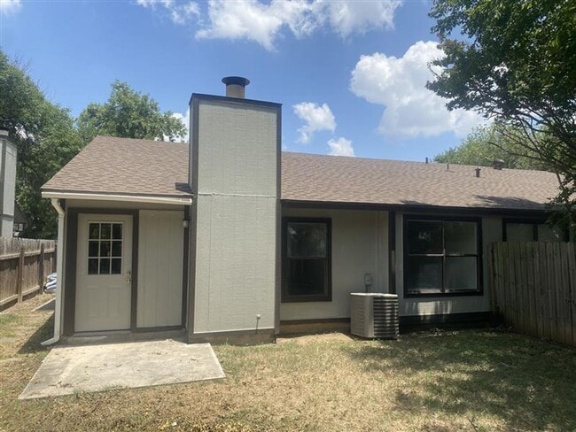 Building Photo - GREAT 2/2/1 DUPLEX
