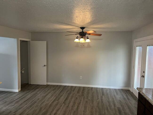 Building Photo - Cozy 3 Bedroom 2 Bathroom Townhouse