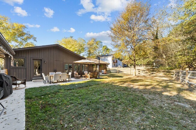 Building Photo - Nestled in the heart of Charlotte, this ch...