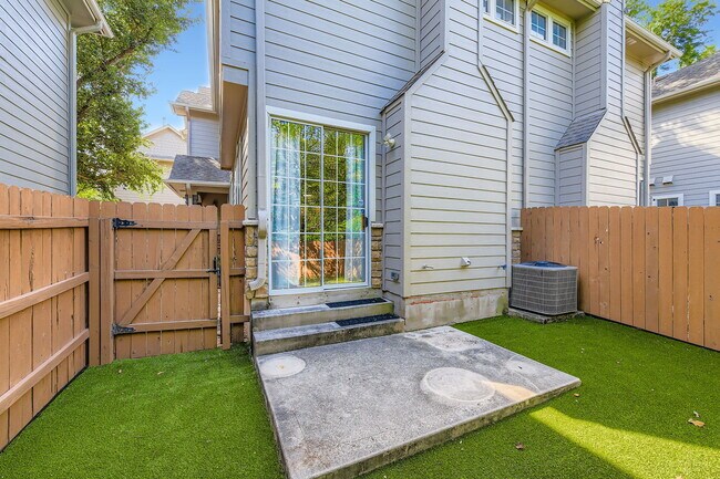 Building Photo - "Charming 3-Bed Townhouse Retreat with 151...
