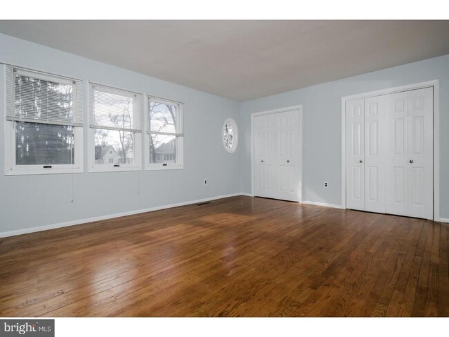 Building Photo - 305 Nassau St