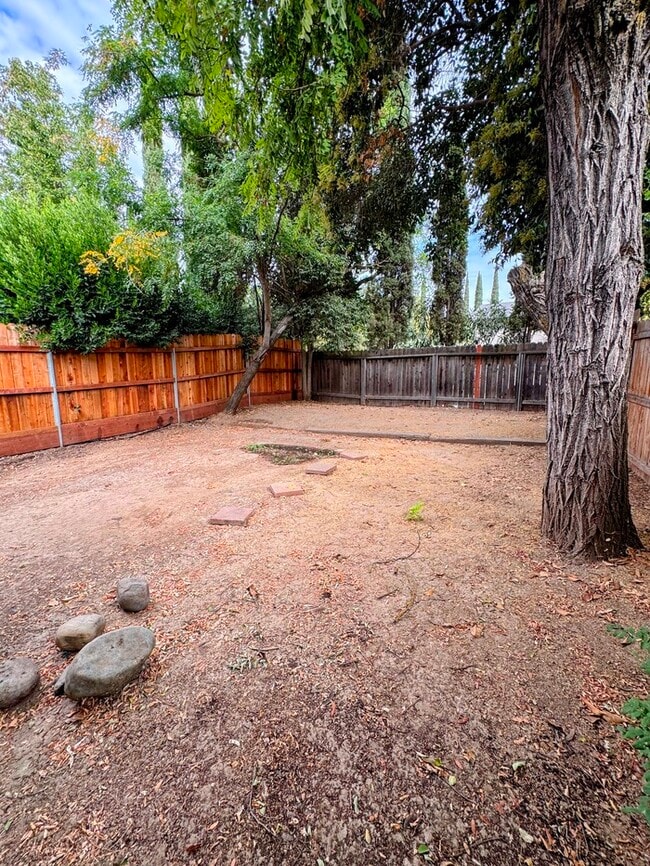 Building Photo - Spacious 2 Bedroom Duplex in Sacramento