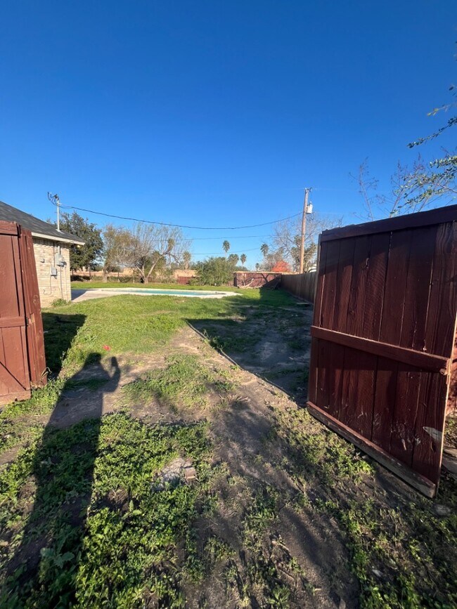 Building Photo - 3020 Floresta St