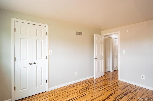 Building Photo - 35243 Turner Dr
