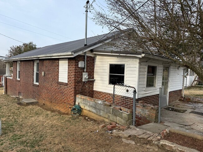 Building Photo - 3 Bedroom 1 Bathroom Home in Greeneville, TN