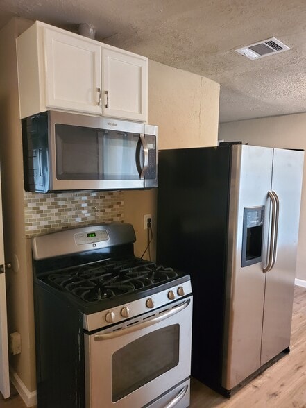 Building Photo - 5131 Lyndhurst Dr