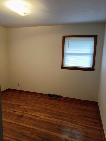 Building Photo - 101 Pinewood Dr