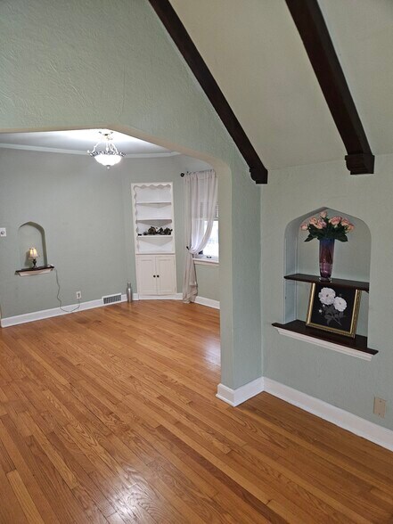 Building Photo - 6633 Milwaukee Ave