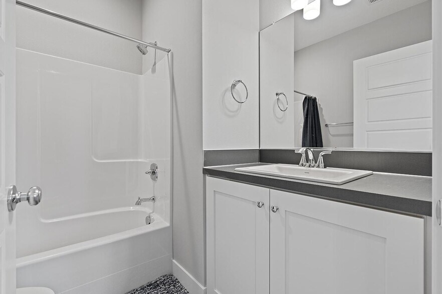 Building Photo - Modern Hillsboro apartment 2 blocks from O...