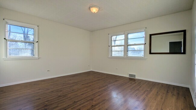 Building Photo - 917 S Summit St