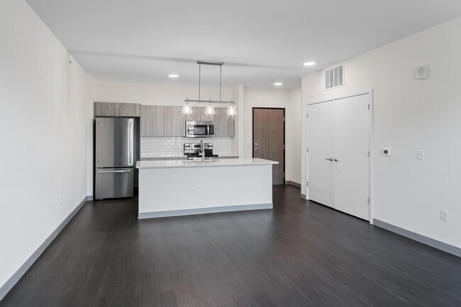 Building Photo - 2420 E Capitol Dr