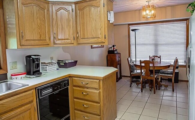 Building Photo - GREAT SINGLE FAMILY Home