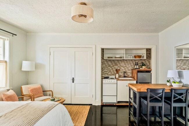 Building Photo - Cozy, updated 4th-floor studio in Nob Hill. Convenient location near all the hot spots