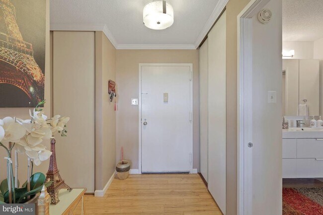 Building Photo - 307 Yoakum Pkwy