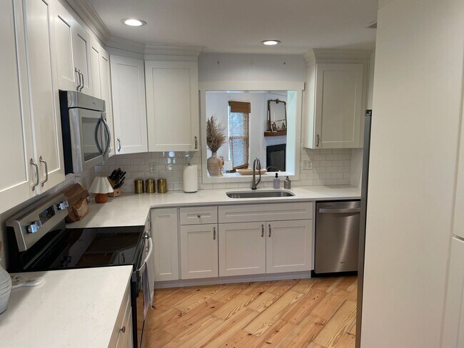 Building Photo - Old Village Cottage - 1.5 Blocks to Pitt Street Bridge