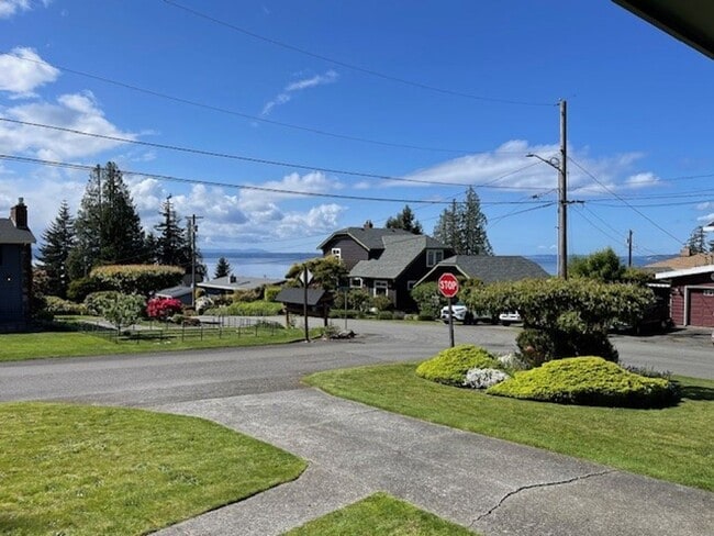 Building Photo - Edmonds View Home