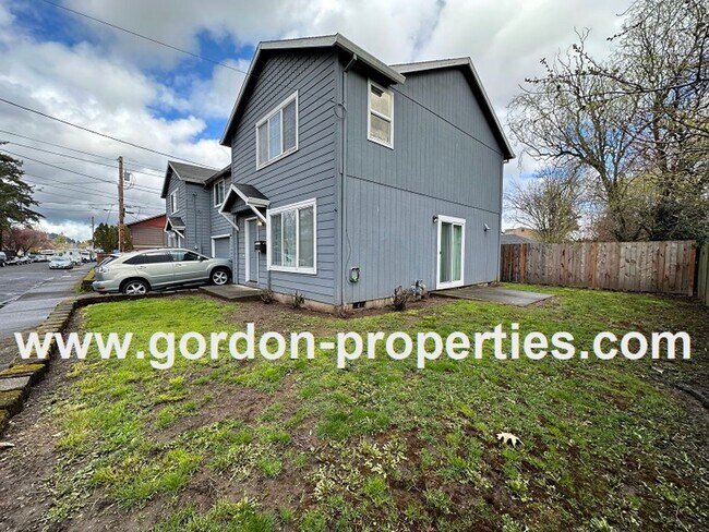 Building Photo - SE 73rd Ave - 3 bedroom townhouse in Mt Sc...