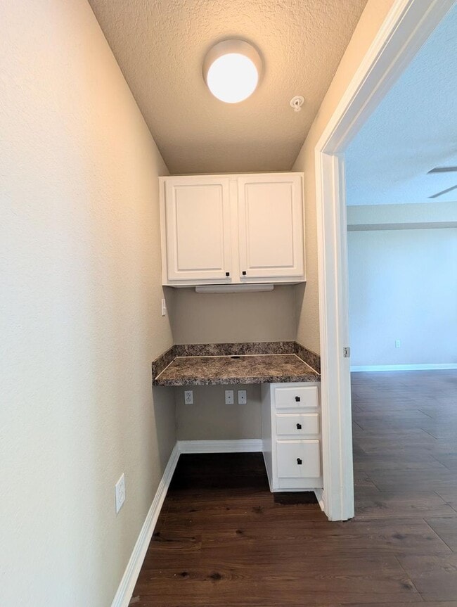 Building Photo - 1x1 Updated flooring & appliances. Includes balconette & washer & dryer