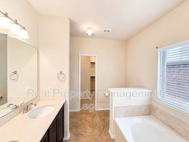 Building Photo - 9929 Pronghorn Rd
