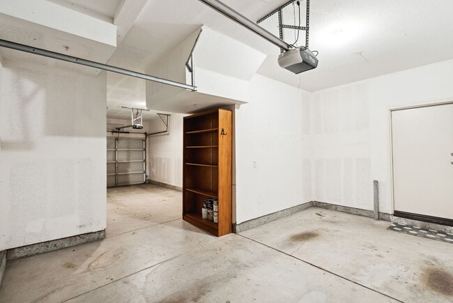 Building Photo - "Luxurious 2-Bed Condo Retreat with Fireplace & Pool Oasis in Ventura!"